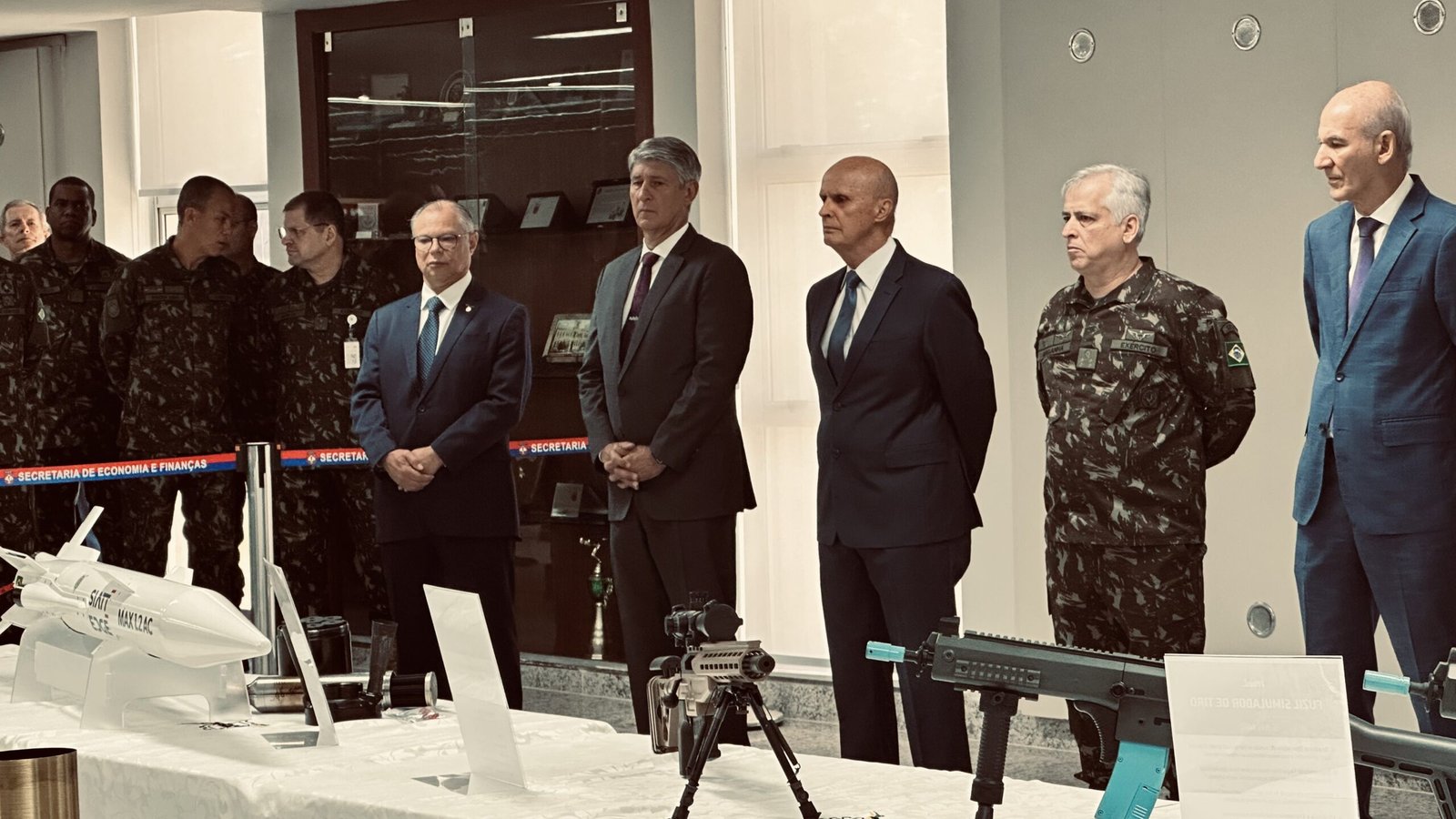 Autoridades durante apresentação do arsenal IMBEL na SEF — míssil SIATT MAK12AC em destaque. Brasília, 1º de julho de 2026. Crédito: Acervo Reaction News.