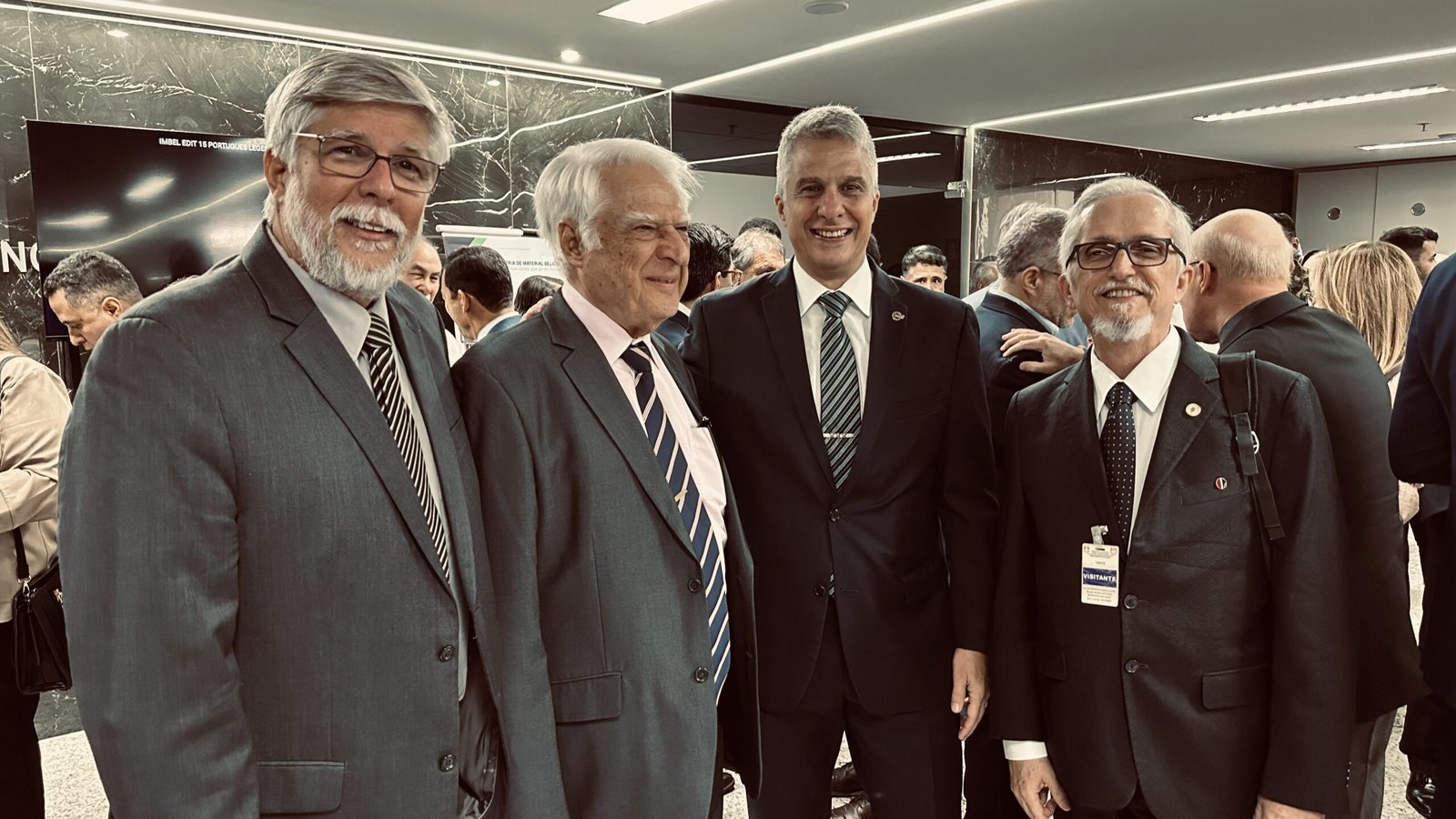 Da esquerda para direita: Gen Bda Ivan Ferreira Neiva Filho · Coronel Neiva (pai, da Reserva) · Gen Div Flávio Mayon Ferreira Neiva (novo Diretor-Presidente da IMBEL) · Jorge Aragão (Reaction News). SEF/QGEx, Brasília — 1º de julho de 2026. Crédito: Acervo Reaction News.